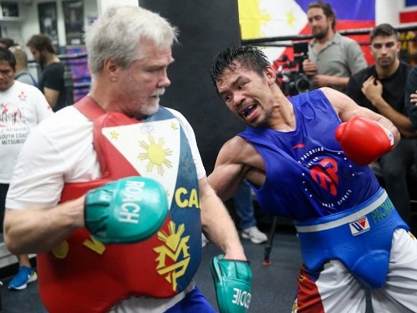 Pacquiao Pilih Fokus Hadapi Broner, Abaikan Mayweather