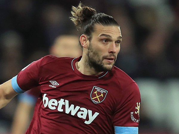 Santer Dikaitkan dengan Transfer Caroll, Tottenham Tegaskan Tak Berminat