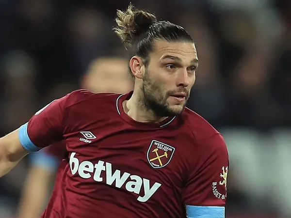 Santer Dikaitkan dengan Transfer Caroll, Tottenham Tegaskan Tak Berminat