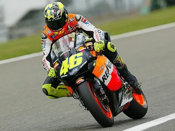 Kesulitan di Yamaha, Valentino Rossi Menyesal Tinggalkan Honda?