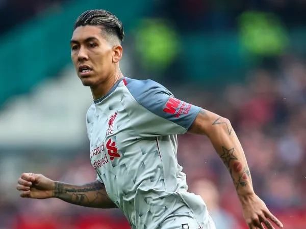 Cedera Cukup Parah, Firmino Tinggalkan Old Trafford dengan Tongkat