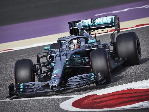 Berpacu dengan Waktu, Hamilton Berusaha Perbaiki Startnya yang Buruk