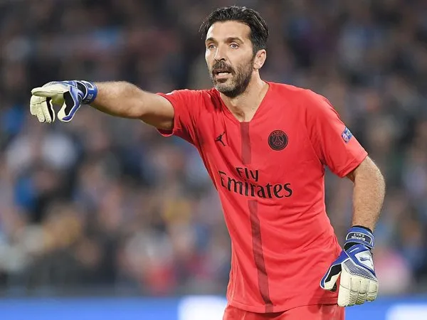 Belum Mau Pensiun, Buffon Diklaim Ingin Perkuat Tiga Tim ini