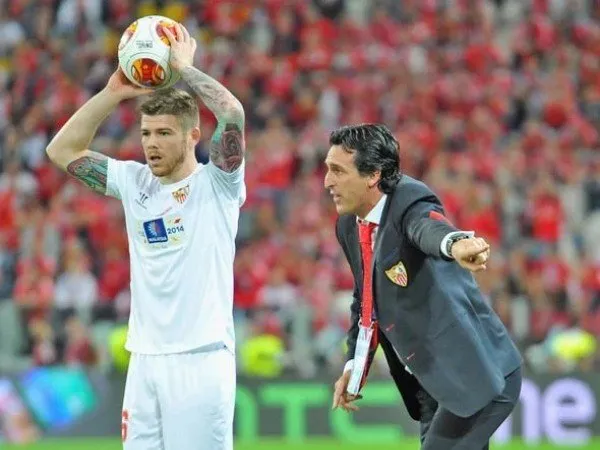 Unai Emery Ingin Rekrut Bek Buangan Liverpool