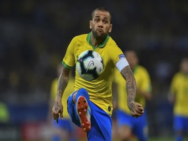 Dikaitkan dengan Dani Alves, Sevilla Pilih Realistis