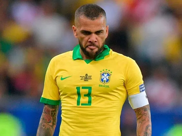 Dani Alves Kecam Pernyataan Lionel Messi