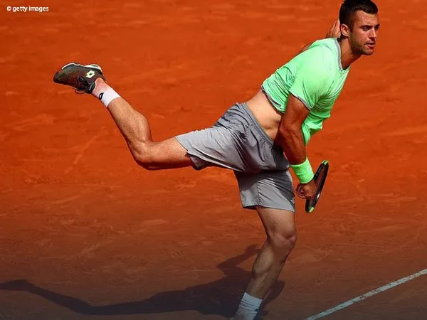 Laslo Djere Bertahan Dari Amukan Paolo Lorenzi Di Umag