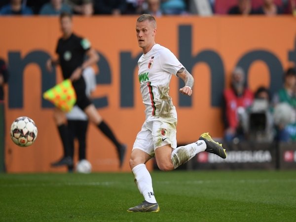 Liverpool Bidik Bek Augsburg Sebagai Penantang Andy Robertson