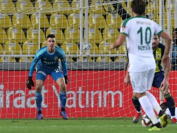 Manchester City dan Liverpool Pantau Kiper Fenerbahce, Berke Ozer