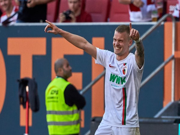 PSG Saingi Liverpool dan Barcelona Untuk Gaet Pemain Augsburg Ini