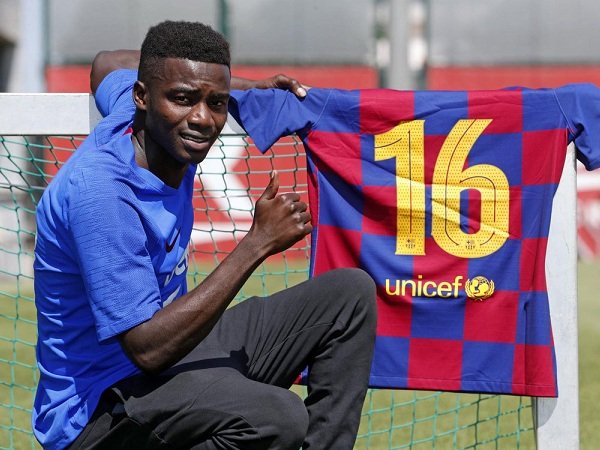 Barcelona Promosikan Bek Senegal ke Tim Senior