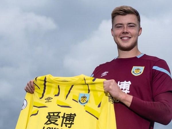 Burnley Resmi Datangkan Bailey Peacock-Farrell dari Leeds