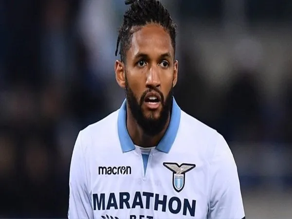 Wolverhampton Terus Usahakan Transfer Defender Lazio