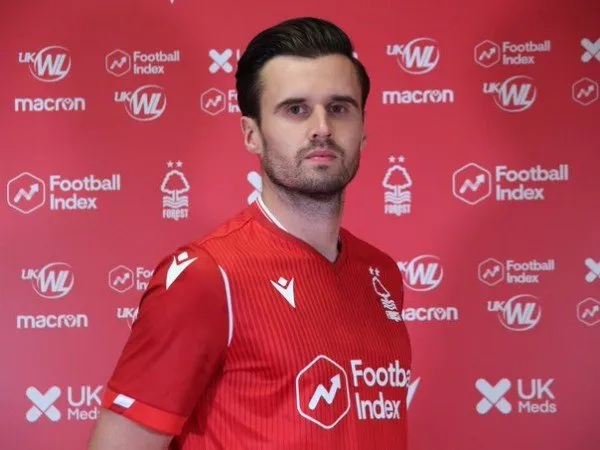 Arsenal Resmi Lepas Jenkinson ke Nottingham Forest