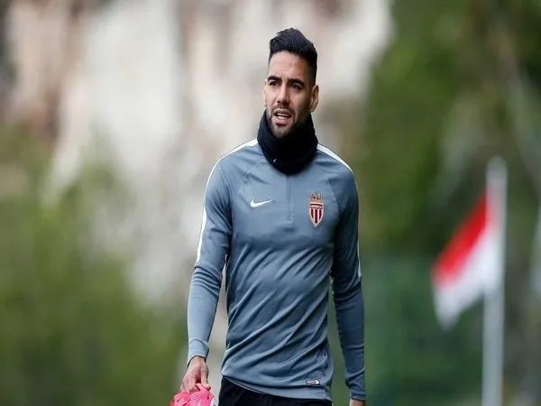 Dzeko dan Falcao Akan Bertukar Seragam Klub?