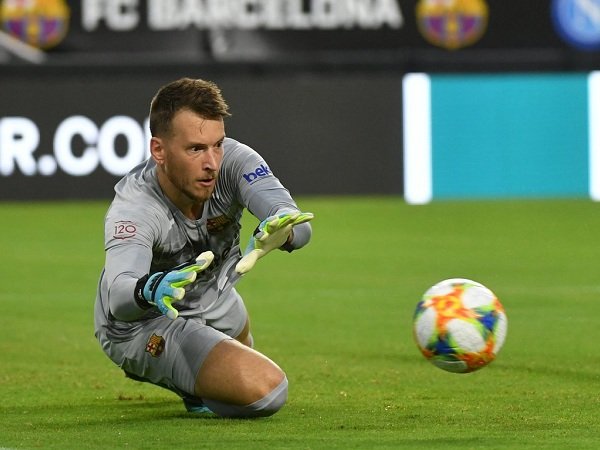 Kiper Anyar Barcelona Dipastikan Menepi Selama Dua Bulan
