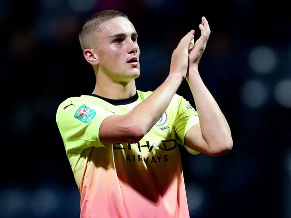 Taylor Harwood-Bellis Catatkan Debut Manis di Manchester City
