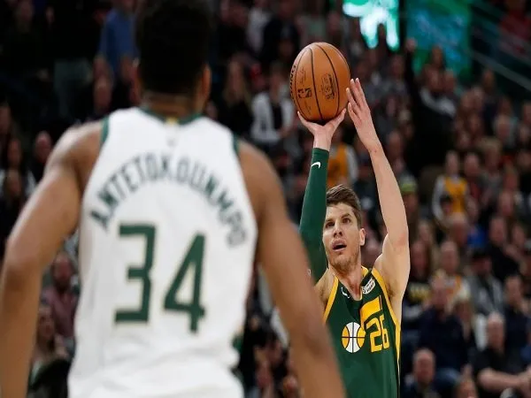 Giannis Antetokounmpo Belajar Banyak Mengenai Tembakan Tiga Angka Dari Kyle Korver