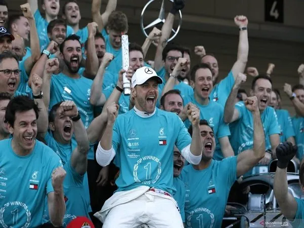 Mercedes Persembahkan Gelar Konstruktor Kepada Mendiang Niki Lauda