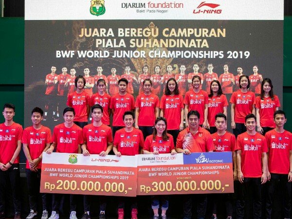Bawa Pulang Piala Suhandinata, Tim Junior Indonesia Terima Penghargaan