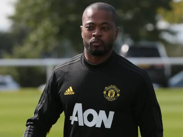 Patrice Evra Bolak-balik ke Markas MU, Ada Apa?