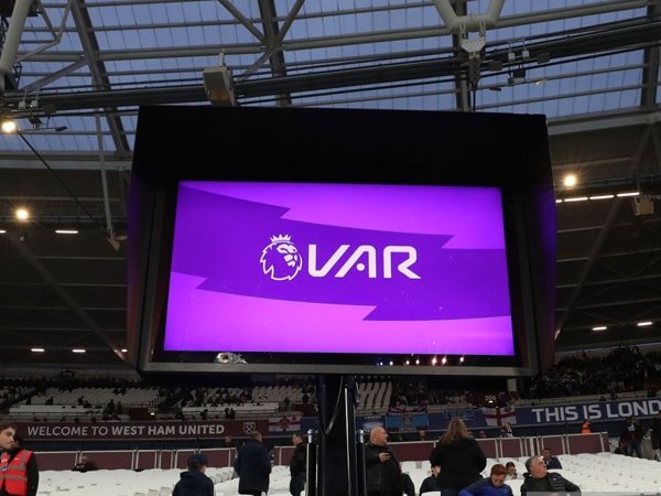 Belum Sempurna, Mantan Wasit Kritik Penggunaan VAR di Liga Premier