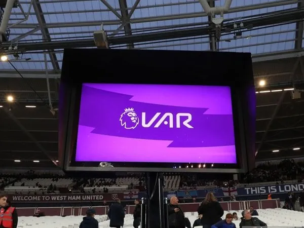 Belum Sempurna, Mantan Wasit Kritik Penggunaan VAR di Liga Premier
