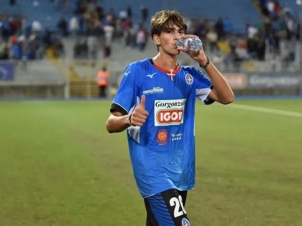 Milan dan Juventus Pantau Perkembangan Bek U-17 Italia