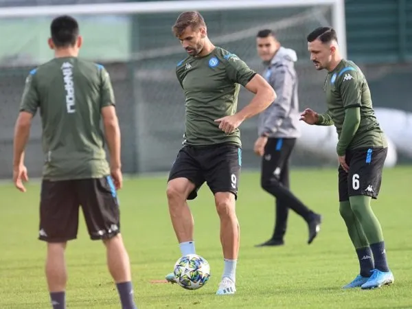 Performa Buruk, Napoli Harus Jalani Ritiro