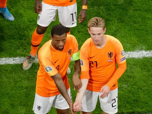 Lewat Selebrasinya, Wijnaldum dan De Jong Kirim Pesan Anti Rasisme