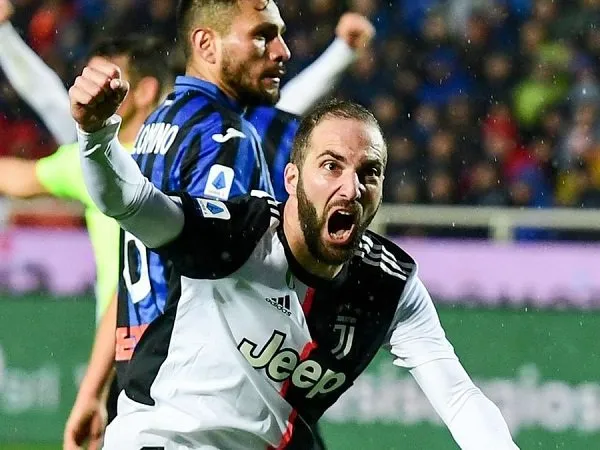 Higuain Tak Sedang Berusaha Rebut Tempat Ronaldo di Juventus