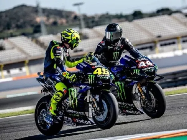 Rossi Akui Sedikit Kesulitan Ajari Hamilton Naik Motor Yamaha M1