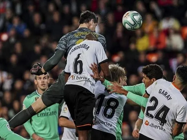 Courtois Hampir Cetak Gol Kontra Valencia, Ini Kata Zidane