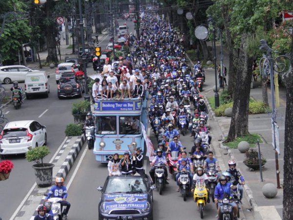 Bandung Berpesta Rayakan Kesuksesan Persib Putri Jadi Juara