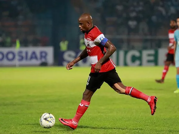 Tetap di MU, Greg Nwokolo Hanya Ganti Nomor Punggung Saja