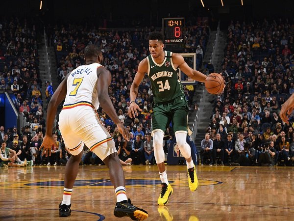 Antetokounmpo Bersinar, Bucks Permalukan Warriors