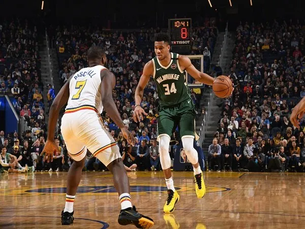 Antetokounmpo Bersinar, Bucks Permalukan Warriors