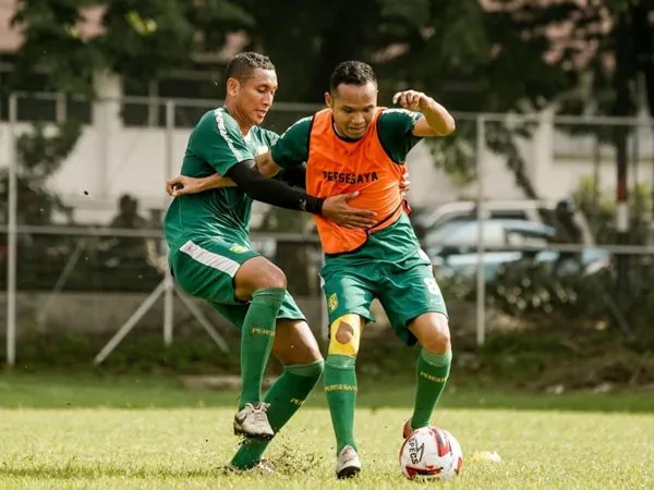 Tantang MU, Aji Santoso Akan Rotasi Pemain Persebaya