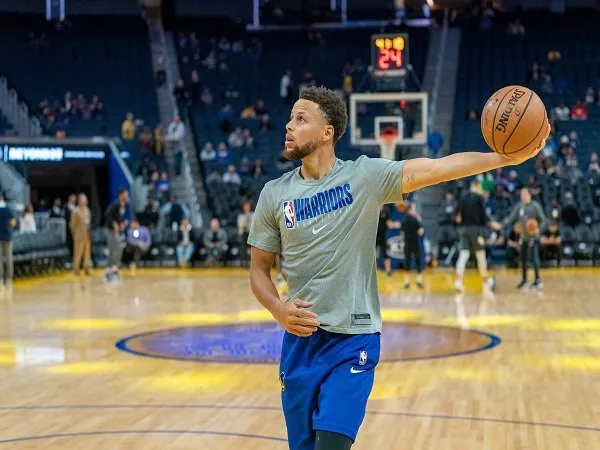 Stephen Curry Menepi karena Flu, Bukan Virus Corona