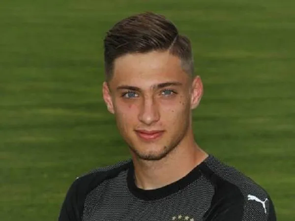 Milan Dilema Soal Masa Depan Penjaga Gawang Muda Ini