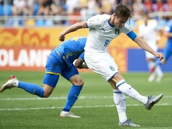 Ajukan Pertukaran Pinamonti-Perotti, AS Roma Jalani Misi Rumit