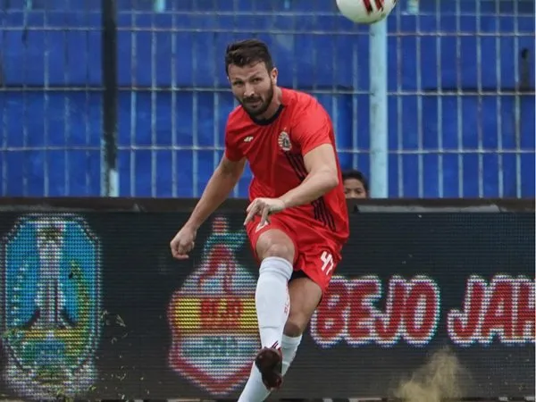 Jersey Dan Sepatu Marco Motta Terjual Rp13 Juta