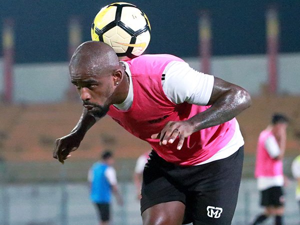 Greg Nwokolo Donasikan Gaji Untuk Penanggulangan Covid-19