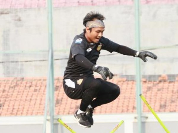 Kiper Bhayangkara FC Gunakan Pohon Atau Tembok Untuk Melatih Teknik