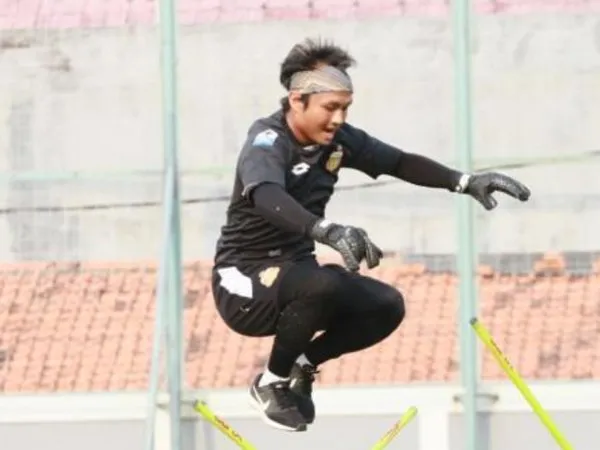 Kiper Bhayangkara FC Gunakan Pohon Atau Tembok Untuk Melatih Teknik