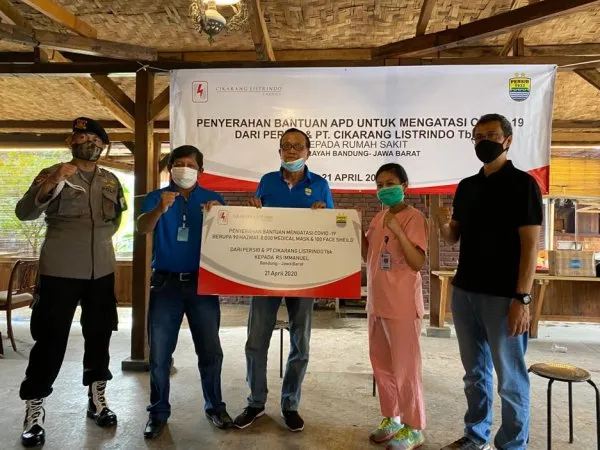 Virus Corona: Persib Salurkan Bantuan APD ke Sejumlah Rumah Sakit di Bandung