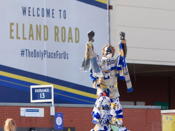 Legenda Klub Meninggal Karena Corona, Leeds Beri Penghormatan