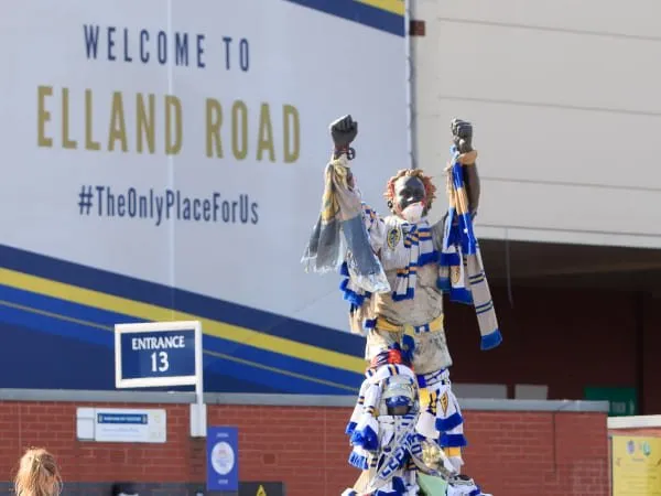 Legenda Klub Meninggal Karena Corona, Leeds Beri Penghormatan