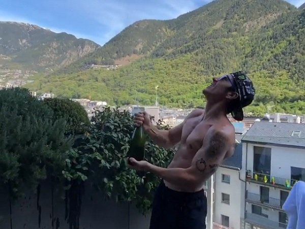 Menang Balapan Virtual, Vinales Selebrasi Buka Sampanye di Balkon Rumahnya