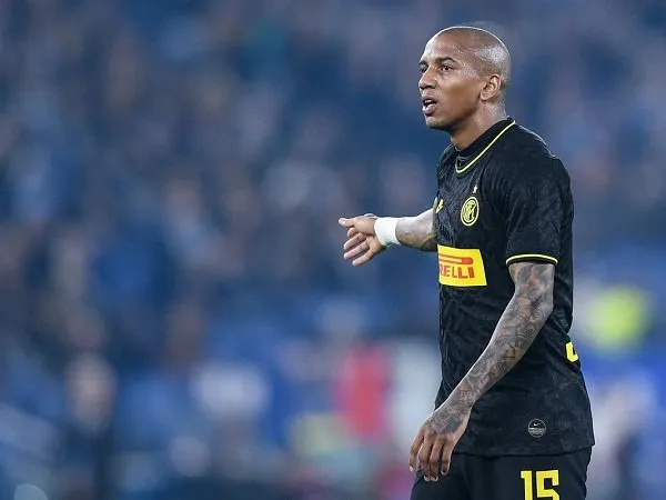 Inter Milan Perpanjang Kontrak Ashley Young Via Telepon?